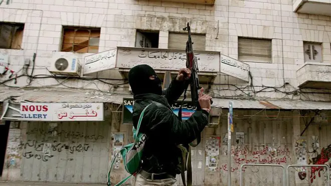 مرد مسلح نقاب‌پوش در غزه