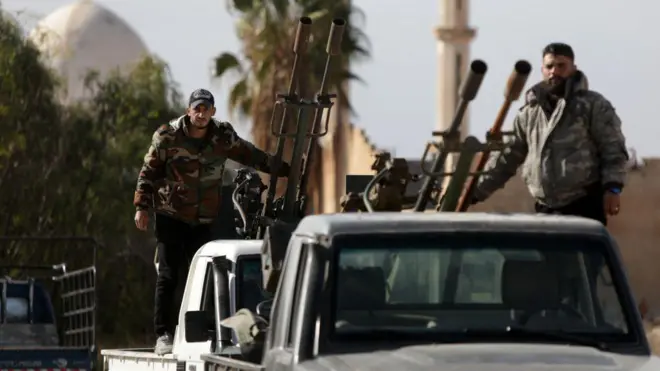 Bir kamyonette silahlar ve iki erkek