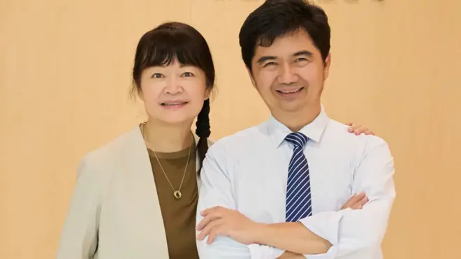 新代公司總監黃芳芷（左）及董事場蔡尤鏗夫妻