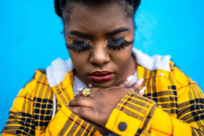 Femme noire avec des faux cils