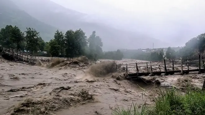 बारिश में बहा पुल