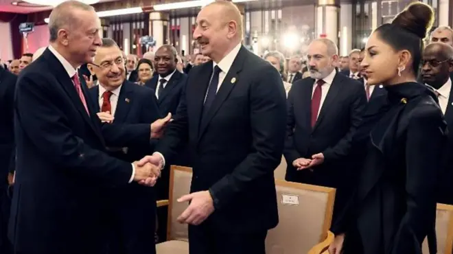 پاشینیان نخستوزیر ارمنستان با اردوغان رپیسجمهور ترکیه دست میدهد