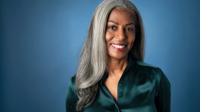 Femme noire aux cheveux gris