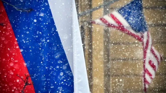 Флаги России и США в снегу