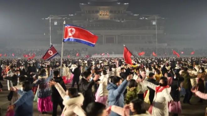 উত্তর কোরিয়ার মানুষ রাজধানী পিয়ংইয়ংএ ইংরেজি নতুন বছর উদযাপন করছে