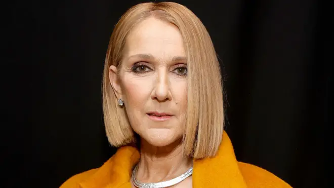 Céline Dion regarde la caméra dans les coulisses des Grammy Awards 2024