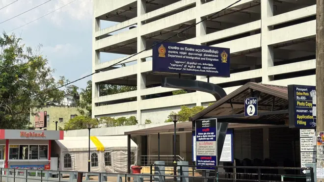 ආගමන හා විගමන දෙපාර්තමේන්තුව අසල පාලු ස්වභාවයක් දිස්විය 