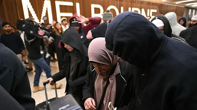 سه زن و هشت کودک از خانواده‌های مرتبط با داعش که از سال ۲۰۱۹ در اردوگاهی در سوریه بازداشت بوده‌اند، روز پنجشنبه وارد فرودگاه ملبورن شدند