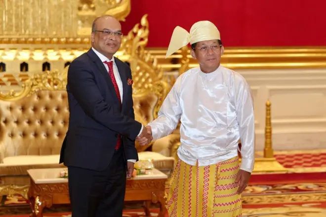 ၂၀၁၃ ခုနှစ်၊ စက်တင်ဘာလဆန်းမှာ ဘင်္ဂလားဒေ့ရှ် သံအမတ်ကြီးက သူ့ရဲ့ သံတမန် ခန့်အပ်လွှာကို စစ်ကောင်စီဥက္ကဋ္ဌထံ ပေးအပ်ခဲ့