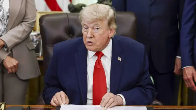 Perezida wa Amerika Donald Trump ariko aratanga ikiganiro ku bamenyeshamakuru, mu biro vy’umukuru w’igihugu, Bureau ovale