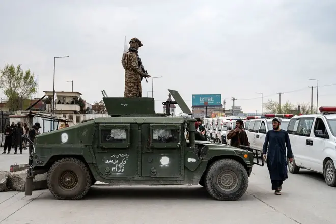 26 मार्च, 2026 को काबुल में ईदगाह मस्जिद के बाहर सामूहिक अंतिम संस्कार की नमाज़ के लिए एम्बुलेंसें पहुंचीं, जिनमें एक नशा मुक्ति केंद्र पर कथित पाकिस्तानी हवाई हमले में मारे गए पीड़ितों के ताबूत रखे थ.