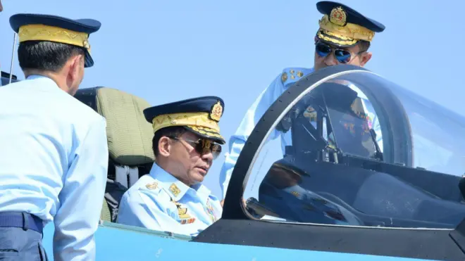 ၇၆ နှစ်မြောက် တပ်မတော်နေ့ လေယာဉ်နဲ့ ရဟတ်ယာဉ် တပ်တော်ဝင်အခမ်းအနားမှာ တွေ့ရတဲ့ စစ်ခေါင်းဆောင်ဗိုလ်ချုပ်မှူးကြီးမင်းအောင်လှိုင်