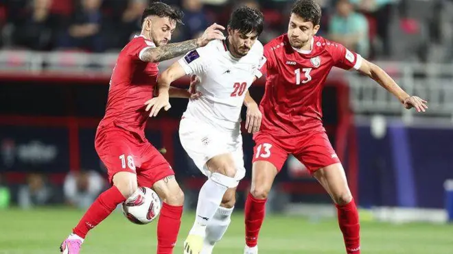 آزمون در میان دو مدافع سوریه