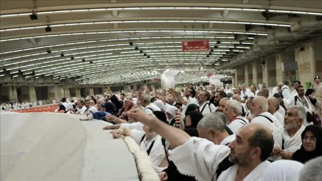 حجاج يرمون الجمرات 