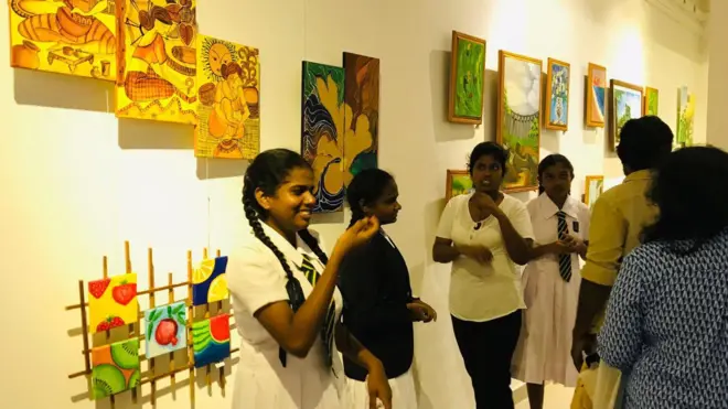 “දවසක් ළමයෙක් ඇන්දා එයාගේ තාත්තා මැරිලා ඉන්න එක. මිනිය ඇඳලා ඒක වටේ කට්ටිය ඉන්නවා. එයාට කියා ගන්න බැරි දේ එයා චිත්‍රයක් විදියට ඇන්දා.”