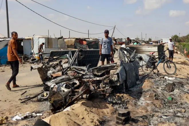 المركز الأورومتوسطي قال إن الغارة على المواصي تمت بثلاث قنابل أمريكية الصنع