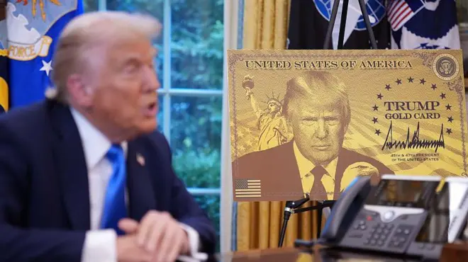 Donald Trump, Oval Ofis'te "Trump Altın Kartı" yazılı posterinin yanında konuşma yapıyor.