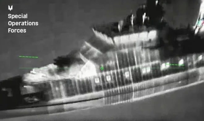 تصویر سیاه و سفید از ناو روسیه. 