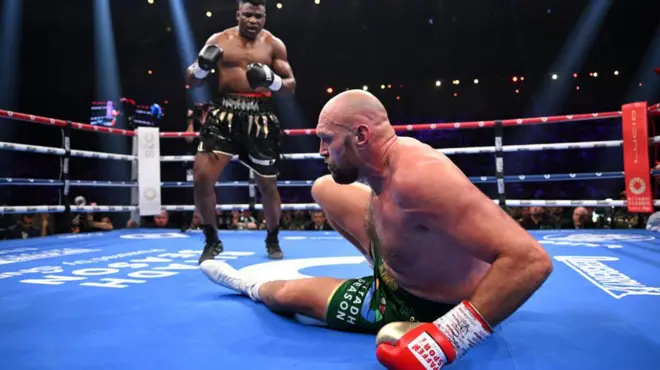 تایسون فیوری پس از ناک‌دان شدن مقابل فرانسیس انگانو در راند سوم تمام توانش را به کار گرفت تا دوباره روی پا بایستد