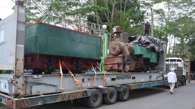 Lokomotif uap Nomor 9 diangkut menggunakan truk barang dari Pabrik Gula Sumberhardjo di Pemalang, Jawa Timur
