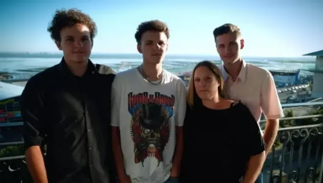 سارہ سینڈز اپنے بچوں کے ساتھ