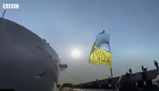 スーパーヨットに近づく小型ボート。ウクライナの国旗を掲げている