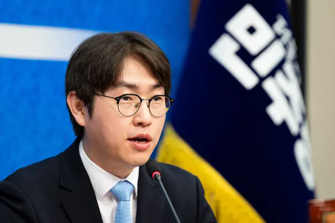 더불어민주당 6.3 지방선거 인재영입 2호 하정우 전 청와대 AI미래기획수석이 29일 서울 여의도 국회에서 열린 제2차 인재영입식에서 인사말을 하고 있다