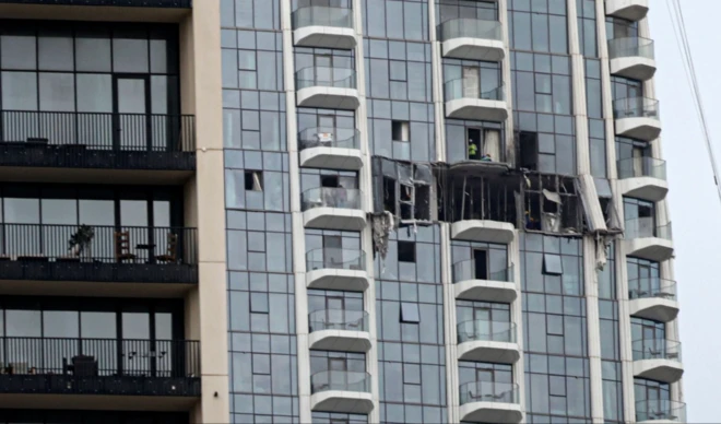 Dubai'de yüksek katlı bir binanın bir katında meydana gelen hasar görülüyor.