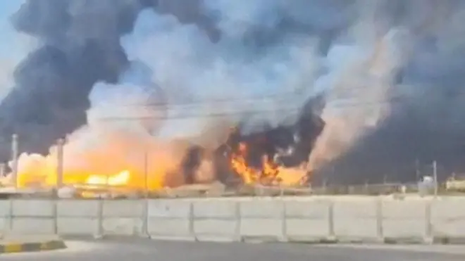 इरानको साउथ पार्स ग्यास खानीमा आक्रमण भएपछि लागेको आगो