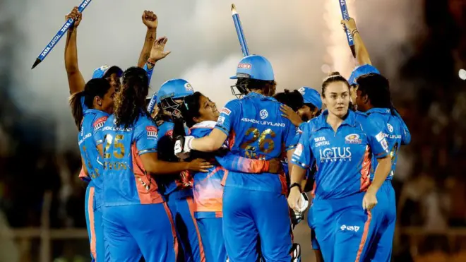 विमेन्स प्रीमियर लीगदरम्यान मुंबई इंडियन्सच्या खेळाडू