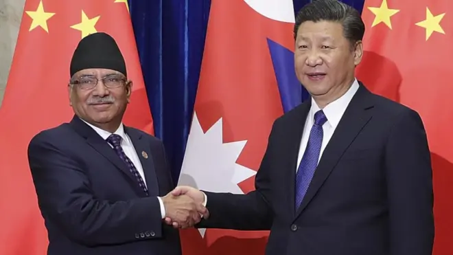 नेपाल के प्रधानमंत्री पुष्प कुमार दाहाल चीन के राष्ट्रपति शी जिनपिंग के साथ (फ़ाइल फ़ोटो)