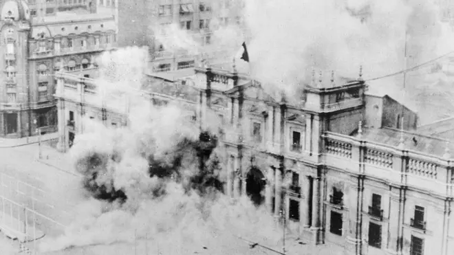 لا موندا، کاخ ریاستجمهوری شیلی، در جریان کودتای نظامی ۱۹۷۳ برای سرنگونی سالوادور آلنده بمباران شد