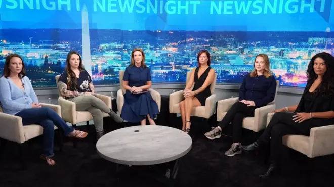 خمس ناجيات من إبستين يجلسن مع فيكتوريا ديربيشاير في استوديو برنامج "بي بي سي نيوزنايت".