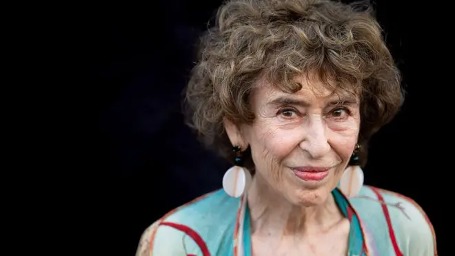 نمای نزدیک از چهره آذر نفیسی