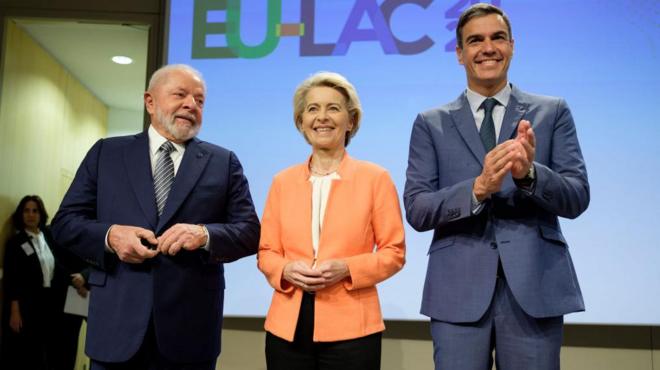 El presidente de Brasil, Lula da Silva, la presidenta de la Comisión Europea, Ursula von der Leyen y el presidente de España, Pedro Sánchez. 