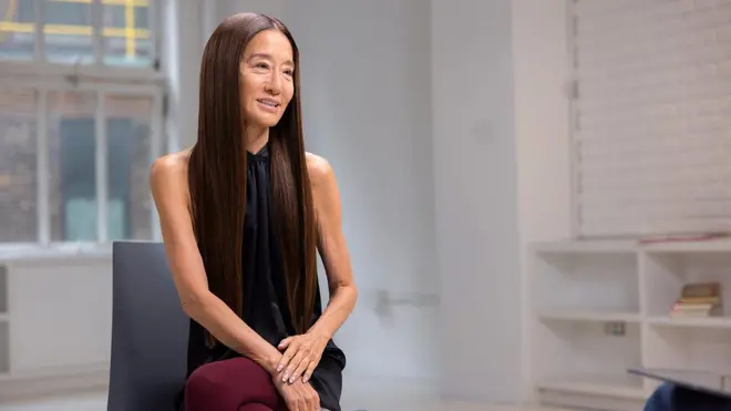 Vera Wang sentada dando uma entrevista