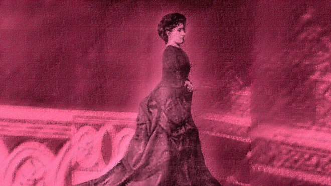 Jovanka Stojković, žena u dugoj haljini sa vezanom kosom pozira iz profila, crno-bela fotografija sa roze pozadinom