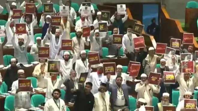 বিরোধী দলের সংসদ সদস্যরা রাষ্ট্রপতির ভাষণের বিরোধিতা করে প্লেকার্ড হাতে দাঁড়িয়ে যান