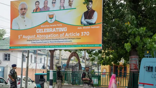 श्रीनगर में लगी भाजपा की होर्डिंग 