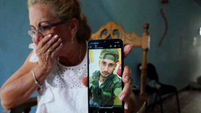 Телефон с фотографией военного