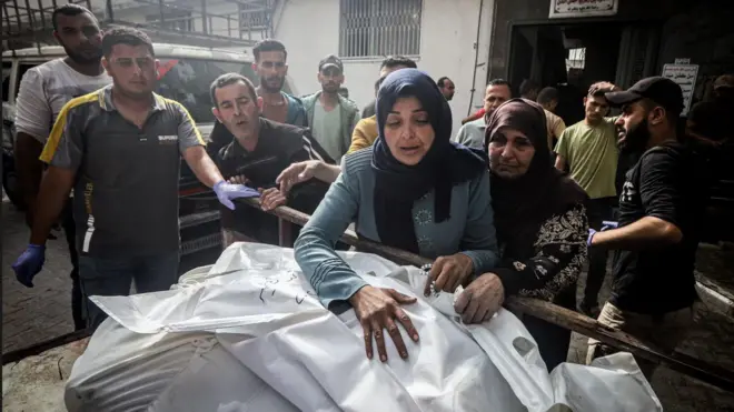 امرأة من غزة تبكي بعد مقتل أحد أفراد عائلتها 