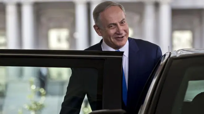 نتانیاهو در حال سوار شدن بر خودرو 