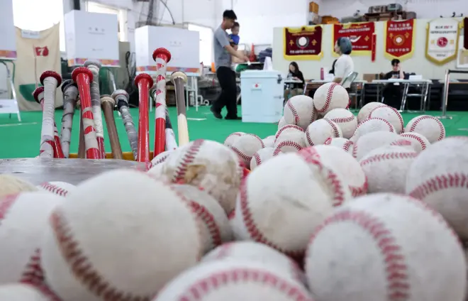 제21대 대통령 선거일인 3일 서울 중구 청구초등학교 야구부실내훈련장에 마련된 청구동 제1투표소