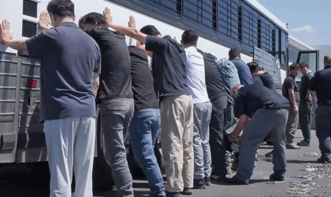 미국 이민당국이 4일(현지시간) 조지아주에 위치한 현대자동차와 LG에너지솔루션이 공동으로 건설 중인 조지아주 브라이언 카운티 소재 전기차 배터리 공장 건설현장을 급습해 불법체류자 혐의가 있는 수백 명을 체포했다