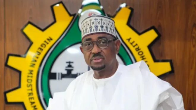 Ọga agba ajọ NMDPRA tẹlẹ, Farouk Ahmed wọ agbada funfun, o si tun de fila