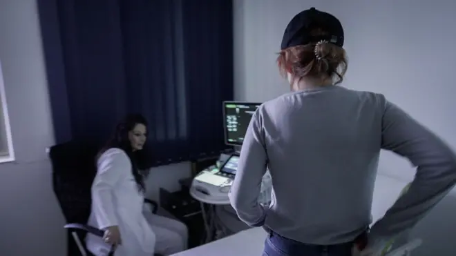 सरोगेसी के ज़रिए किसी और के बच्चे को जन्म देने एलिना जार्जिया गईं.