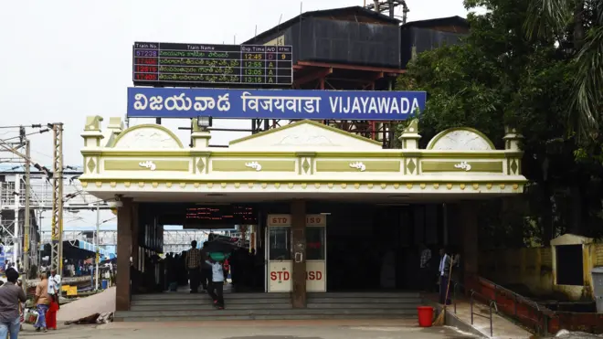 విజయవాడ, వరదలు, రైల్వే స్టేషన్, రైళ్ల దారి మళ్లింపు, రైల్వే సరకు రవాణా