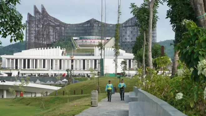 ၂၀၂၄ သြဂုတ်လ ၁၂ ရက်နေ့က တွေ့ရတဲ့ အင်ဒိုနီးရှားနိုင်ငံ မြို့တော်သစ် နူဆန်တာရာ ဆောက်လုပ်ရေးလုပ်ငန်းခွင်