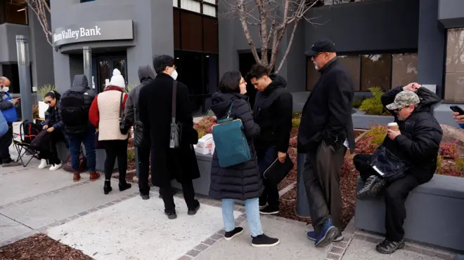Paralarını çekmek isteyen mevduat sahipleri SVB önünde kuyruklar oluşturdu