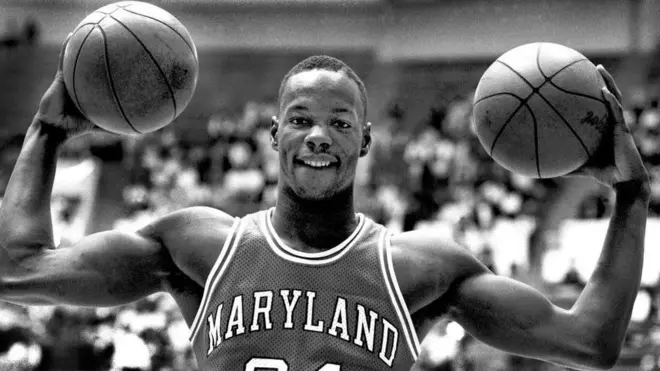 نیویورک تایمز، بایس را ترکیبی خارق‌العاده از ظرافت و قدرت توصیف می‌کند